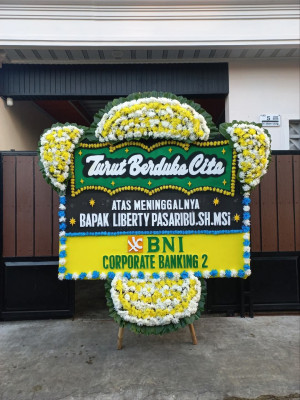 Papan Bunga Duka di Tapak Lebar