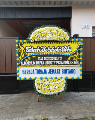 Papan Bunga Duka di Tapak Lebar